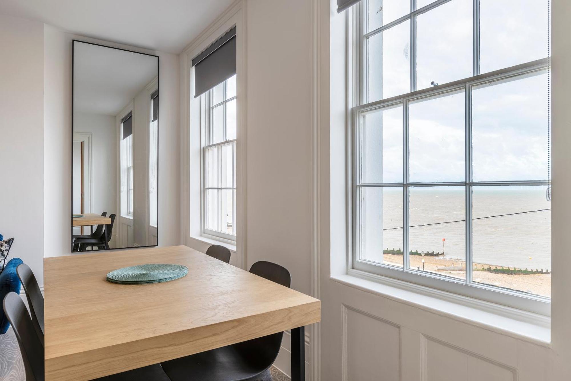 Seaside Bliss - Seafront Apartments Herne Bay Buitenkant foto